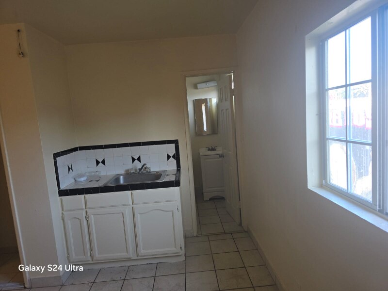 Foto del edificio - 3711 S Western Ave