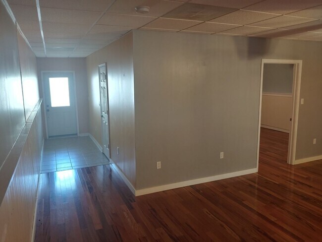 Building Photo - COMING SOON! 2 Bedroom in Shrewsbury!
