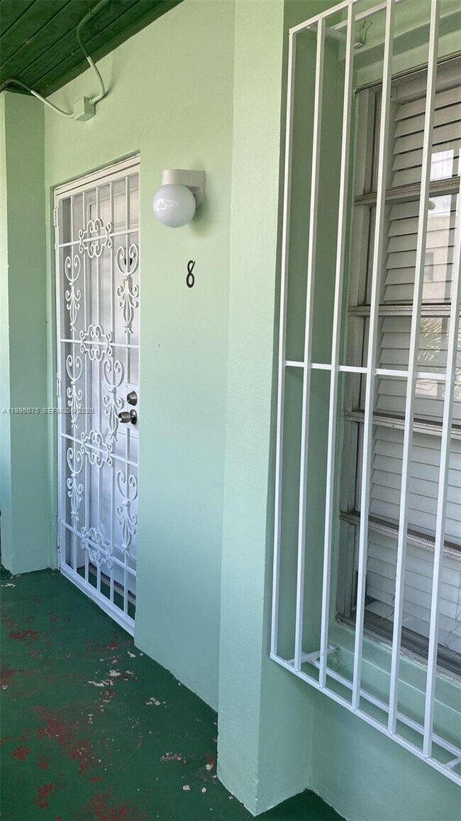 Foto del edificio - 701 S Royal Poinciana Blvd