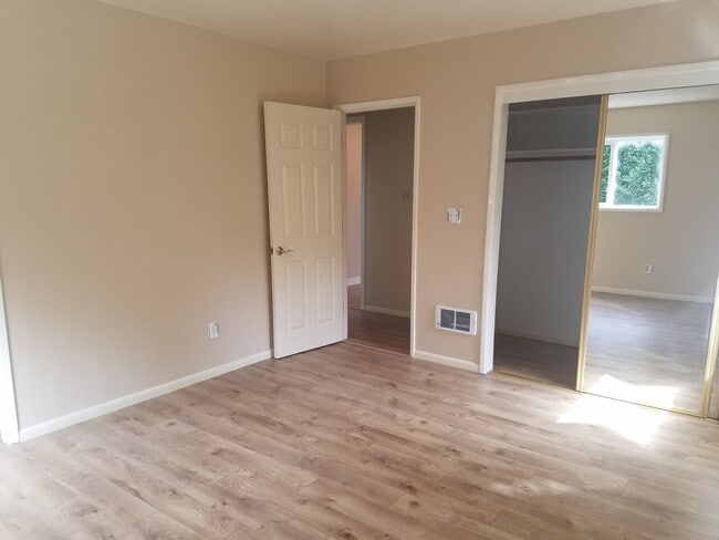 Building Photo - Newly Updated! 3 Bed/2 Bath House on a Large Lot!