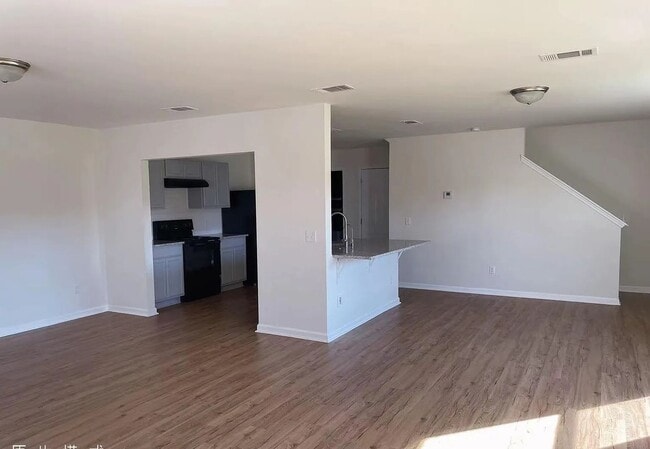 Building Photo - 3 bedroom, 2.5 bathroom home located in th...