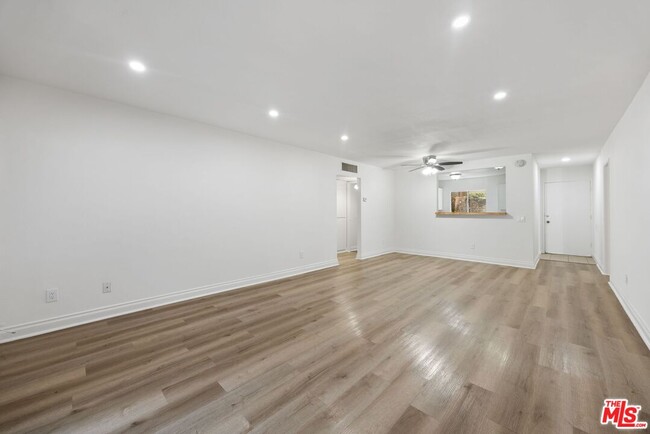 Foto del edificio - 18350 Hatteras St