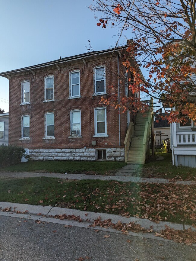 Building Photo - 927 Ontario St