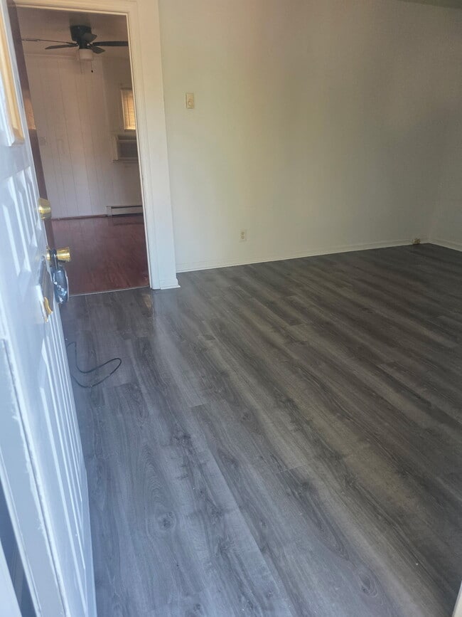 Building Photo - 221 Short Hills Dr