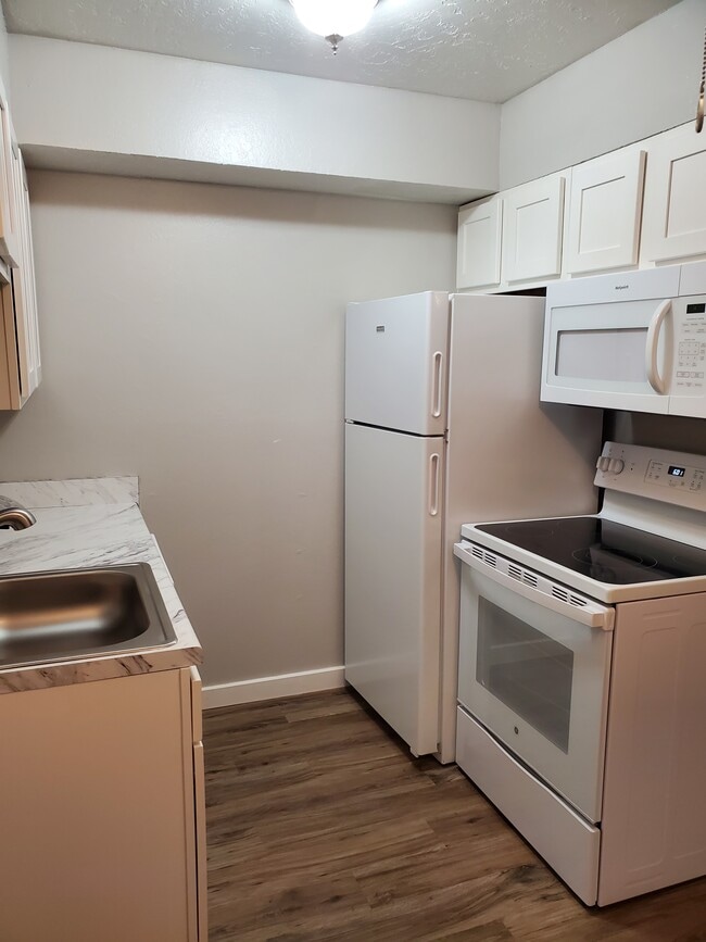 Building Photo - The Landing On 9