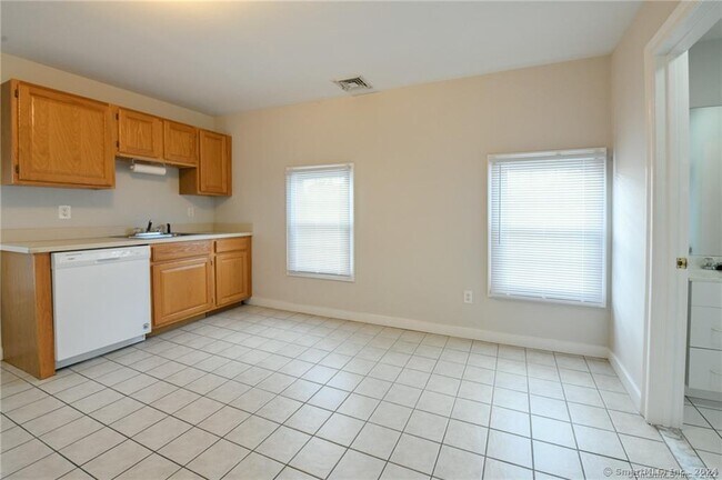 Building Photo - 217 Maple Ave