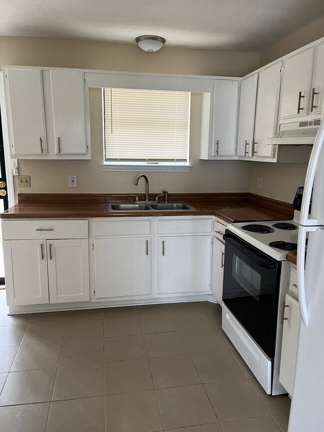 Building Photo - 3636 Willow Creek Ct.