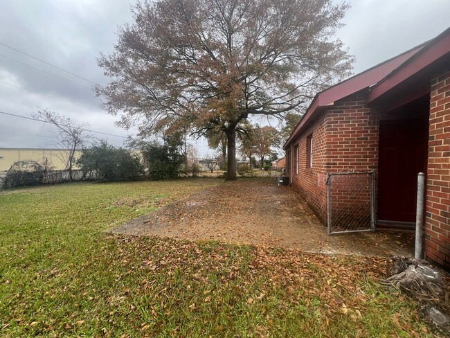 Building Photo - 3 bedroom 1 bathroom brick home in West Tu...