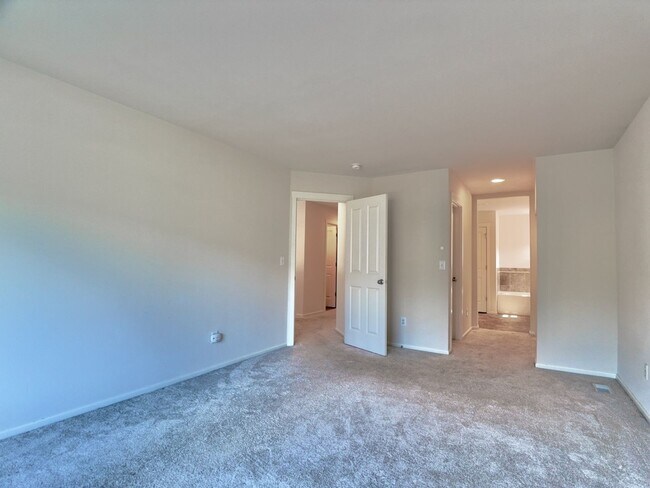 Foto del edificio - Freshly Painted Home In Kent WA! 3bd, 2.5ba!
