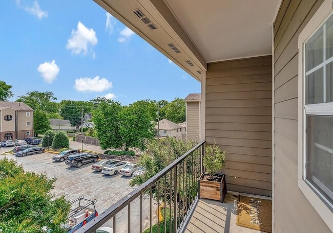 Vista de la puerta de entrada hacia afuera - 145 W End Pl