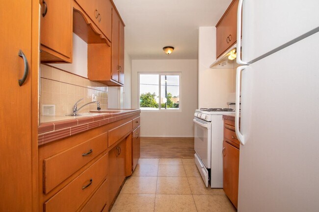 Foto del edificio - Charming 1 Bedroom / 1 Bath Apartment in Kensington Neighborhood w/ Garage - VACANT FOR VIEWING!