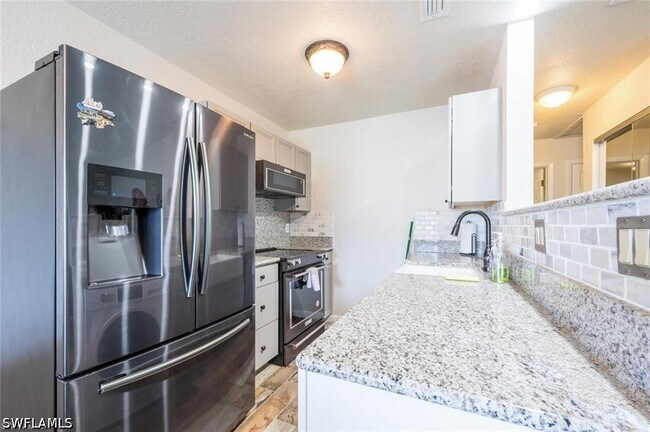 Building Photo - 4625 Bayshore Dr
