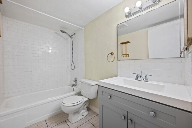 Building Photo - Updated 1 Bedroom Condo in Denver | Renovated Kitchen, Spacious Layout & Great Location