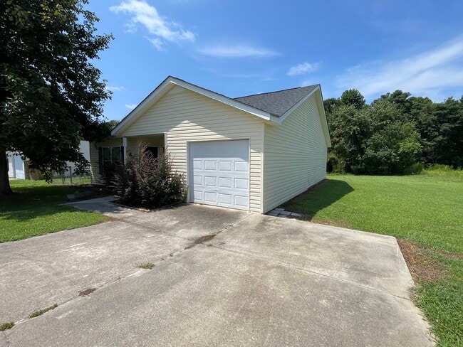 Foto del edificio - 5012 Scotch Pine Ave