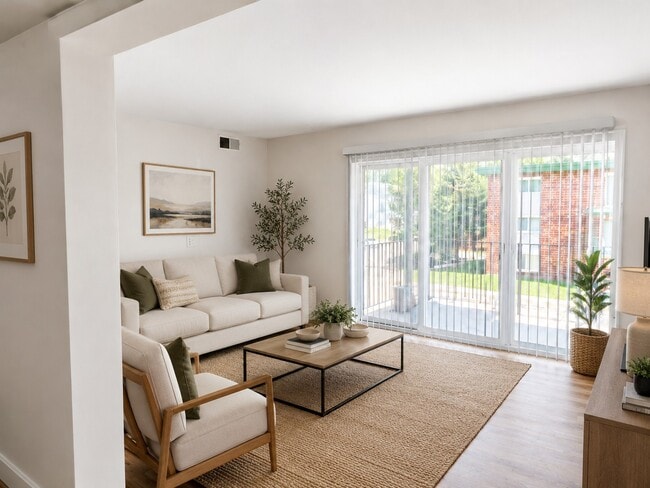Living Area - Evergreen Ridge Apartments (formerly Aspen Ridge)
