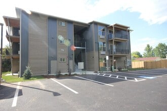 Building Photo - 718 Edgewood Pl
