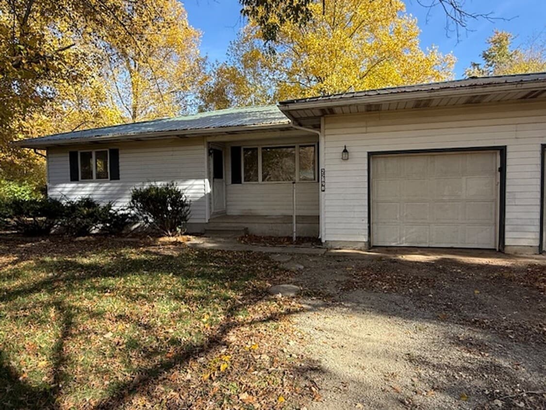 Primary Photo - Country Living with a Recently Remodeled 2...