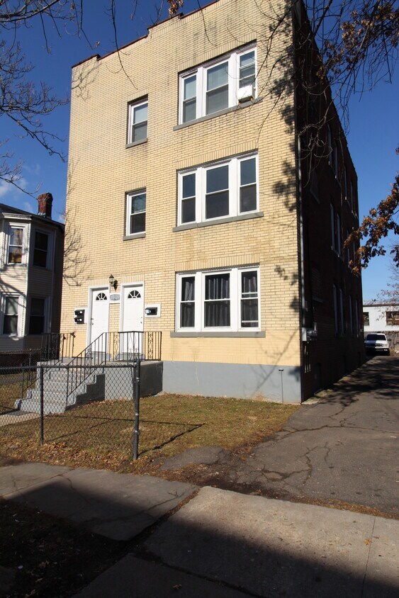 Primary Photo - 18 Bond St