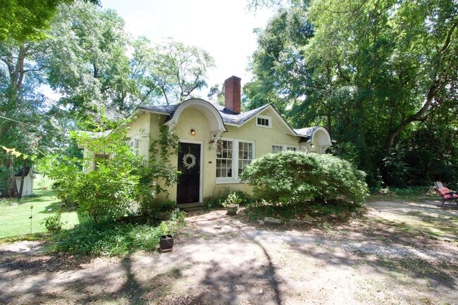 Charming 2-Bedroom Duplex in Prime Auburn ... - Charming 2-Bedroom Duplex in Prime Auburn ... House