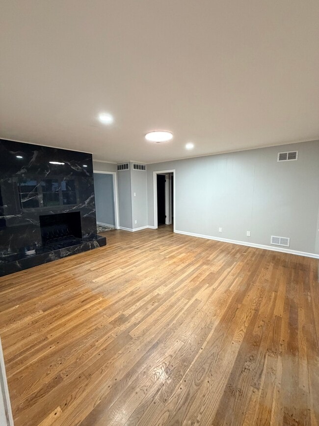 Photo - 2311 Lovitt Dr House