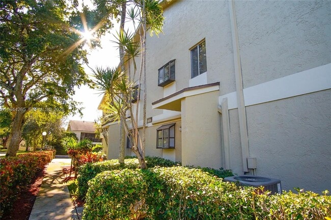 Building Photo - 606 Gardens Dr