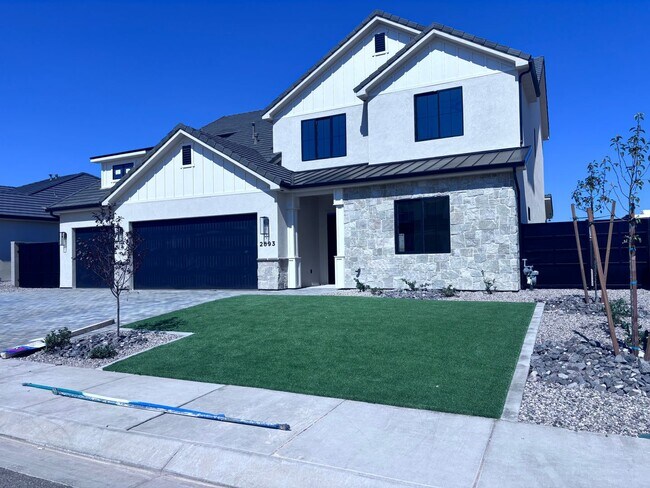 Foto del edificio - Brand New 6 Bed 4 bath home with built in ...