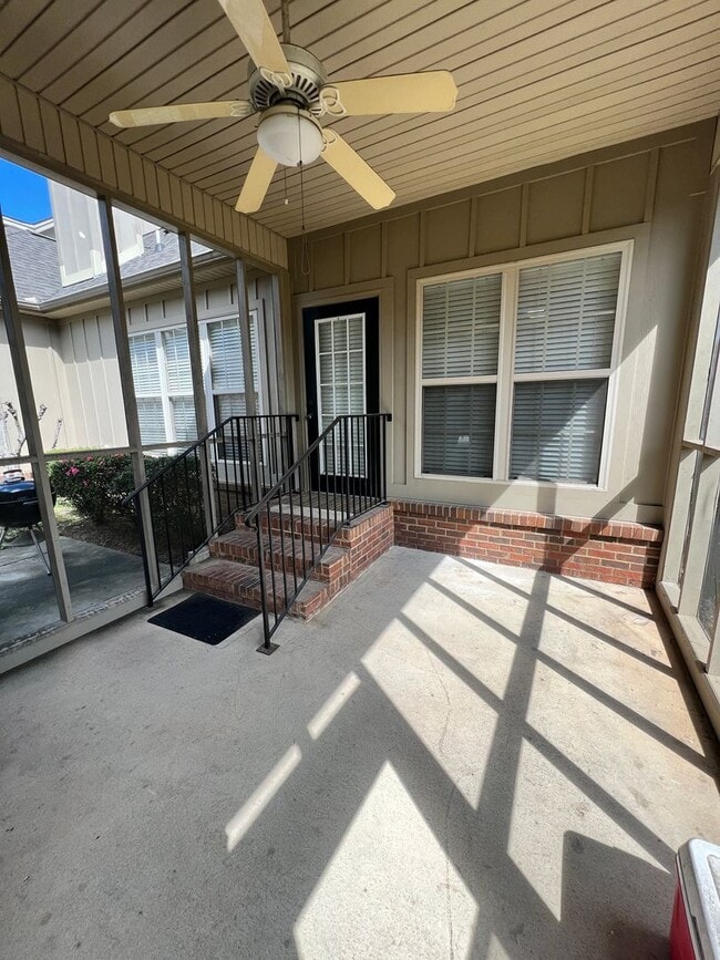 Building Photo - 1630 Academy Dr