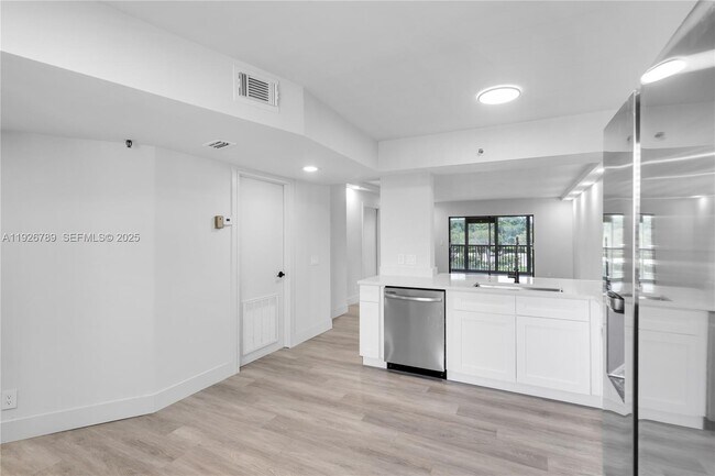 Foto del edificio - 14475 Strathmore Ln