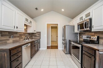 Building Photo - 2803 Foxwood Dr