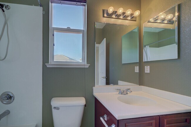 Foto del edificio - Beautiful 3 Bed/2.5 Bath 2- Story Home