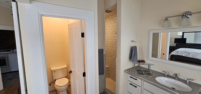 Foto del edificio - 563 E 4th Ave # B