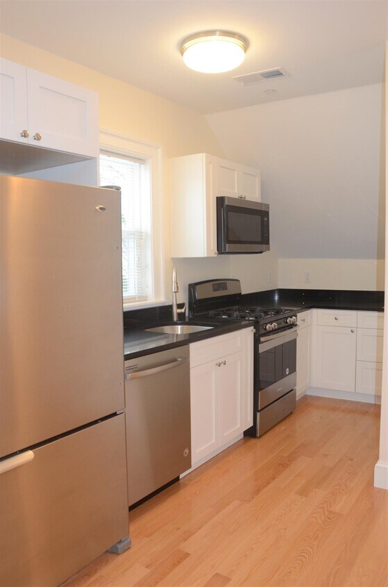 Primary Photo - 28 Putnam St
