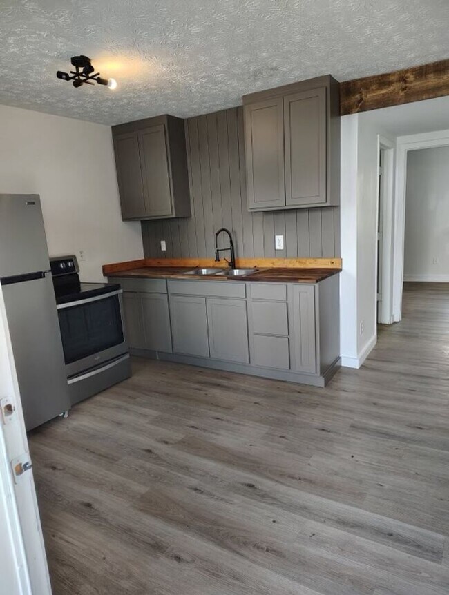 Building Photo - Knoxville 37920 - One Bedroom Ground Floor...