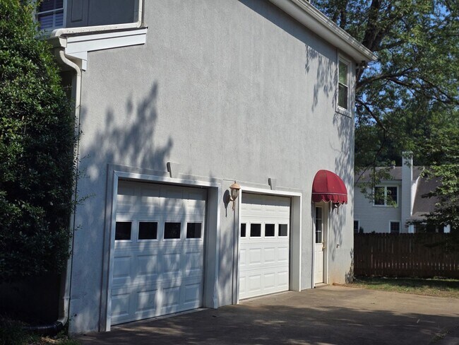 Foto del edificio - 2710 Runnymeade Dr