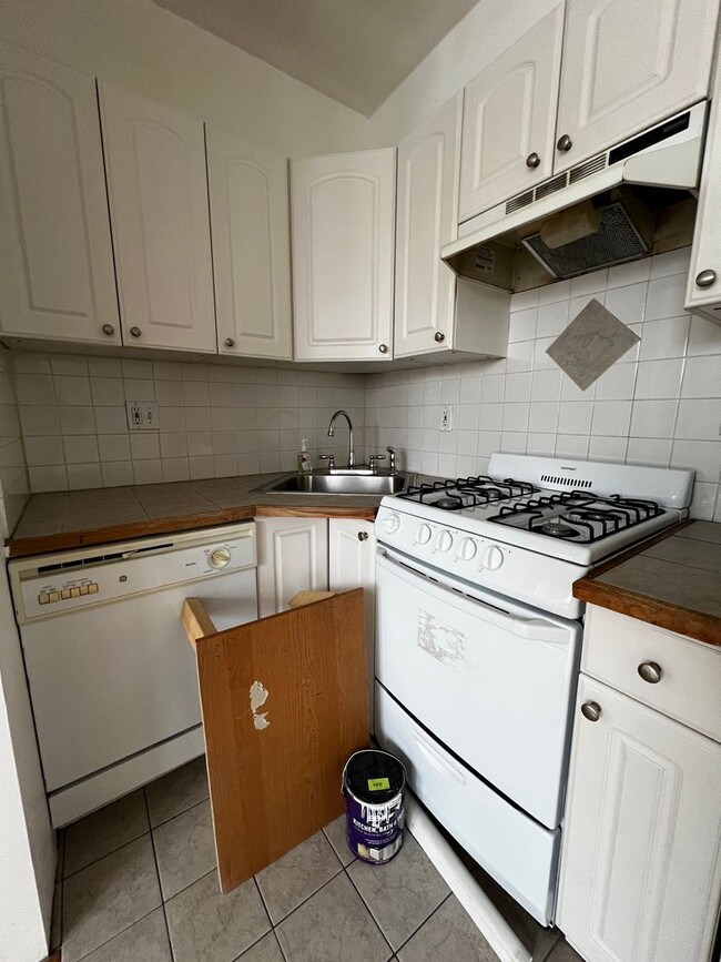 Foto del edificio - Sunny, Updated Brighton 1 bed in the 1600 ...