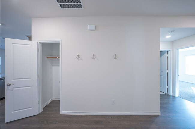 Building Photo - 400 Willow View Way