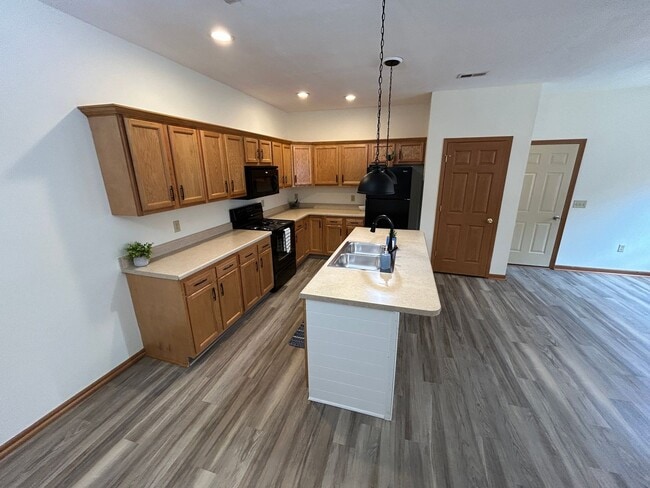 Foto del edificio - Modern & Spacious 3-Bedroom Ranch Condo – Coming April 2026!