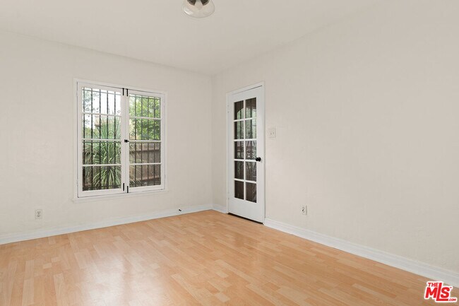 Foto del edificio - 3104 Silver Lake Blvd