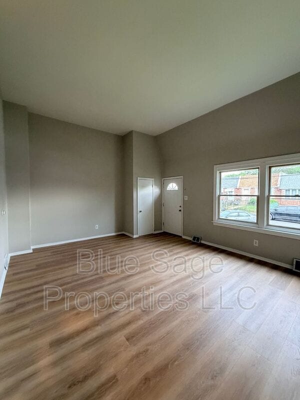 Building Photo - 117 Ervin Ave