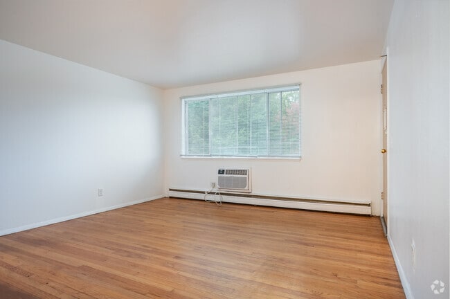 1BR, 1BA - 852SF - Living Room - PMM + MS