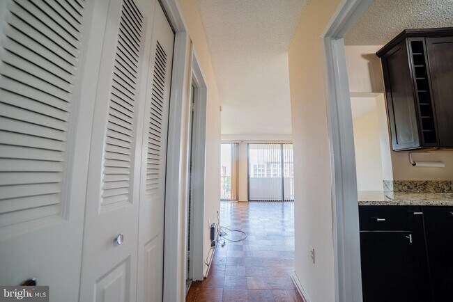 Foto del edificio - 4141 Henderson Rd