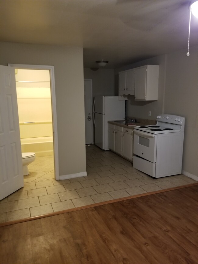 Studio Apt - 2437 Newberry St
