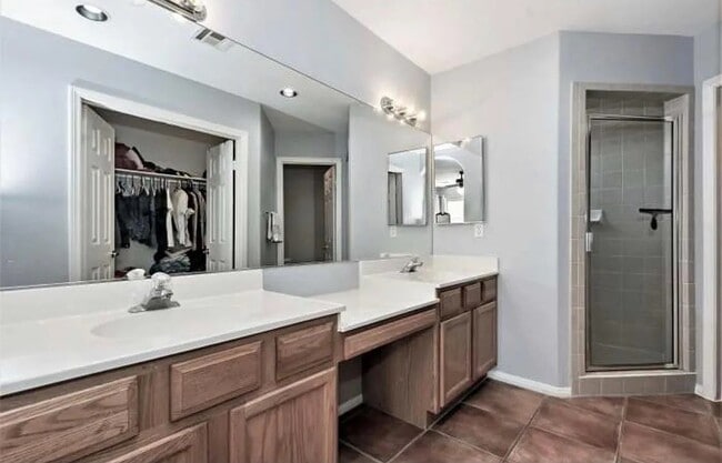 Building Photo - 9830 Valencia Dr