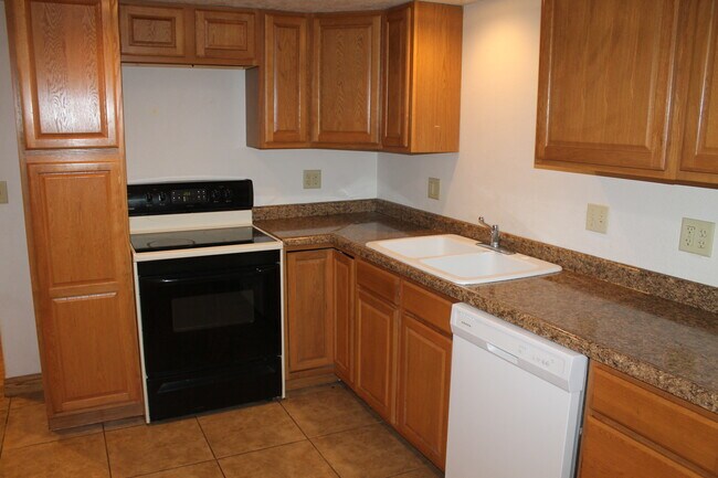 Kitchen - 1425 E Cherry St