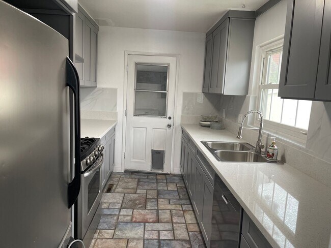 Foto del edificio - 3 Bed, 2 Bath House, New Kitchen plus 2 Bonus Rooms/Office in La Mesa!