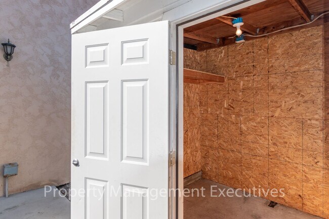 Foto del edificio - Nice 2 bedroom, 1 bath Apartment with Storage