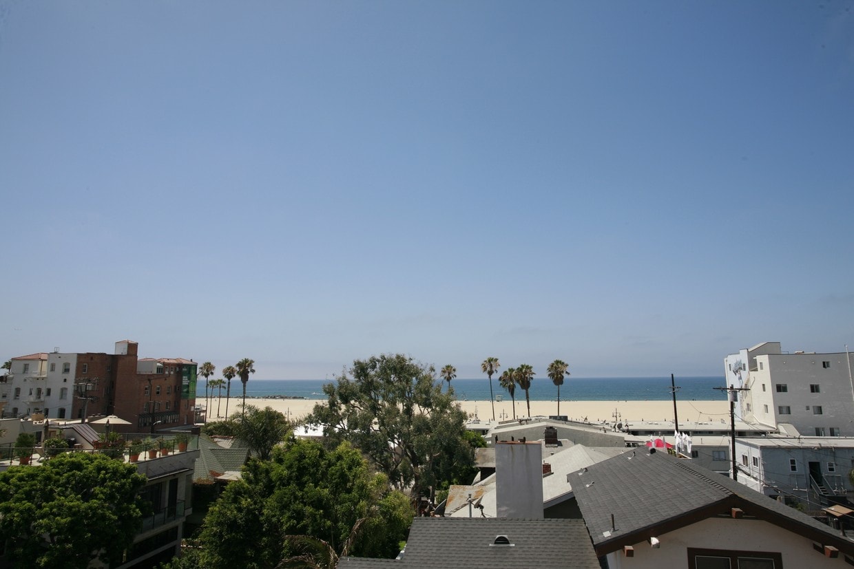 Penthouse View - 33 Clubhouse Ave