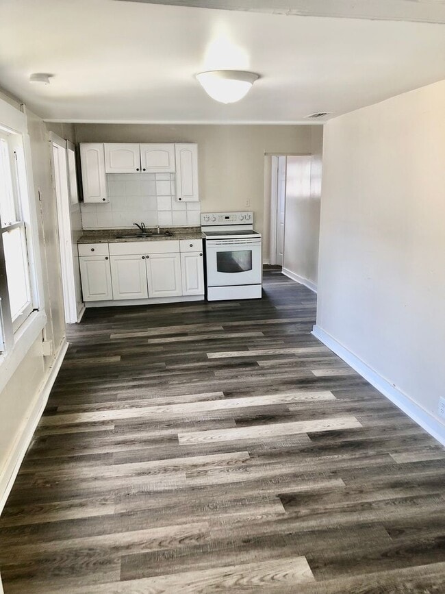 Building Photo - **Gorgeous  (3BR/1BA) Lakeland "Dixieland"...