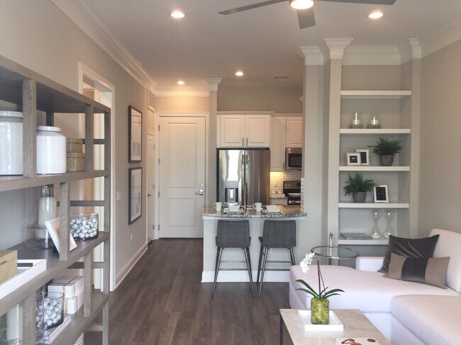 Building Photo - Luxury Living – Steps from Everything!!