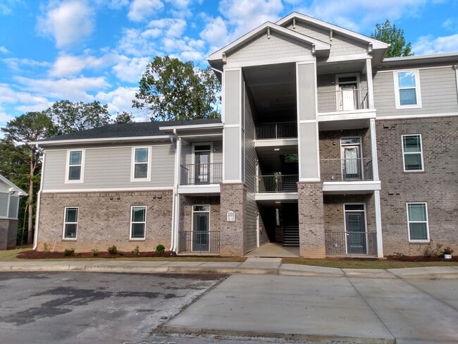 Building Photo - Peaks of Dahlonega